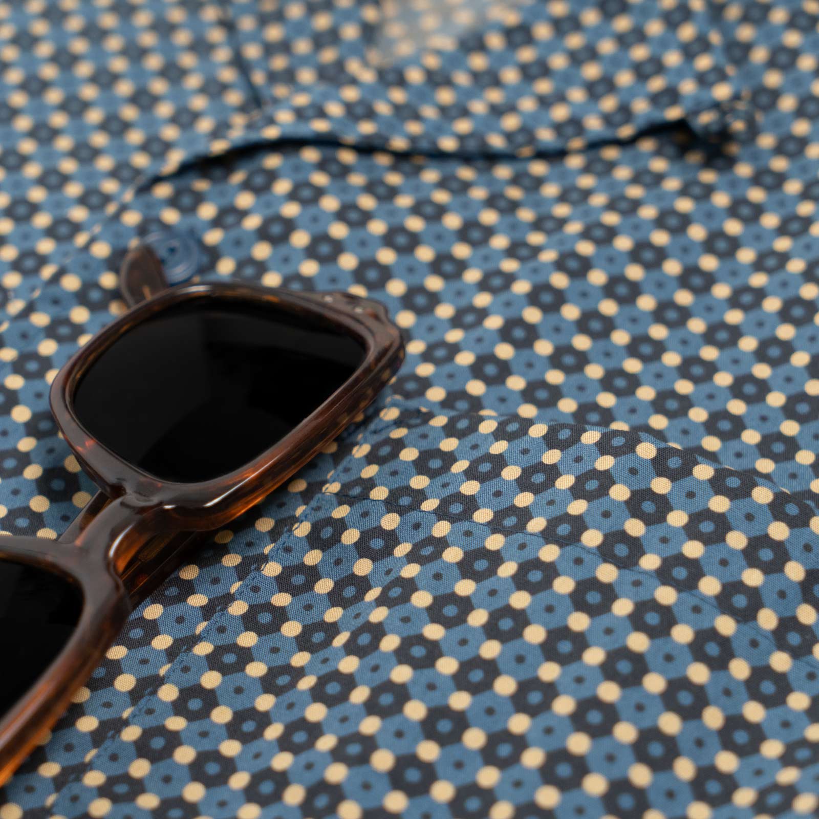 Camicia maniche corte - stampa geometrica fondo blu